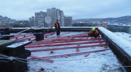 В Мурманске активно очищают крыши от наледи
