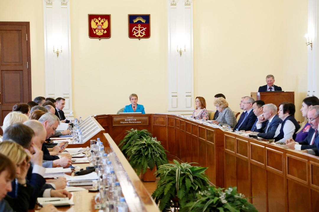 Работу по привлечению в Заполярье медиков необходимо перестроить