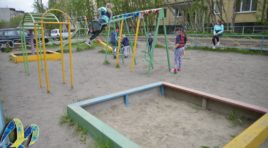 Детскую площадку в Ленинском округе привели в порядок