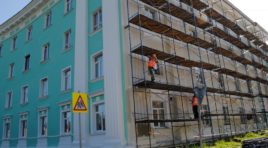 В Кировске ремонтируют фасады домов