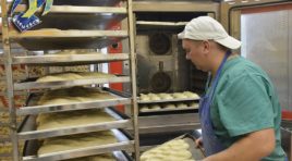 Мурманские депутаты проверили, как пекут хлеб для школьных столовых