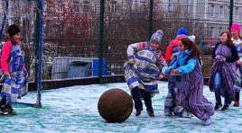 Девчонки сыграли в саамский футбол