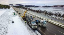 В Мурманске с «ленинградки» вывозят сгоревшую фуру