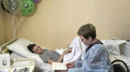 Ковтун проведала в больнице пострадавшего от взрыва мальчика