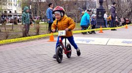 В Мурманске малыши открыли сезон на беговелах