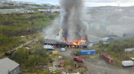 В Мурманске одноэтажную постройку тушили 13 человек