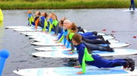 Жители Никеля получили в подарок снаряжение для SUP-сёрфинга