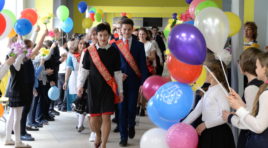 Первые выпускники из портовского класса отмечают последний звонок