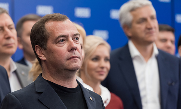 Медведев поручил помочь со строительством стадиона в Минькино