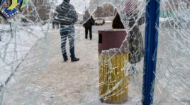 Вандалы продолжают бить стекла остановочных павильонов в Мурманске