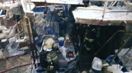 На причале судоверфи в Мурманске загорелось судно