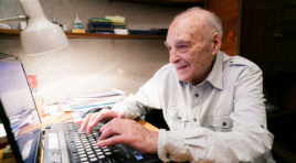 Чибис лично поздравил старейшего профессора МГТУ Бориса Вульфовича с выходом новой книги