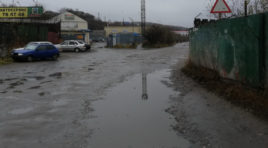 ОНФ просит губернатора и прокуратуру вмешаться в ситуацию с разбитой дорогой на улице Траловой в Мурманске