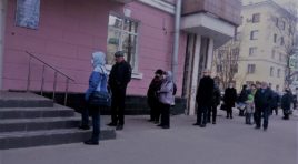 В Мурманске выстроилась очередь за бесплатными масками