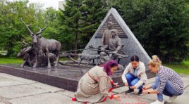 У памятника бойцам оленетранспортных батальонов прошла акция «Свеча памяти»