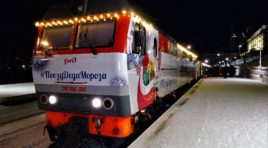 В Мурманске остановился поезд Деда Мороза