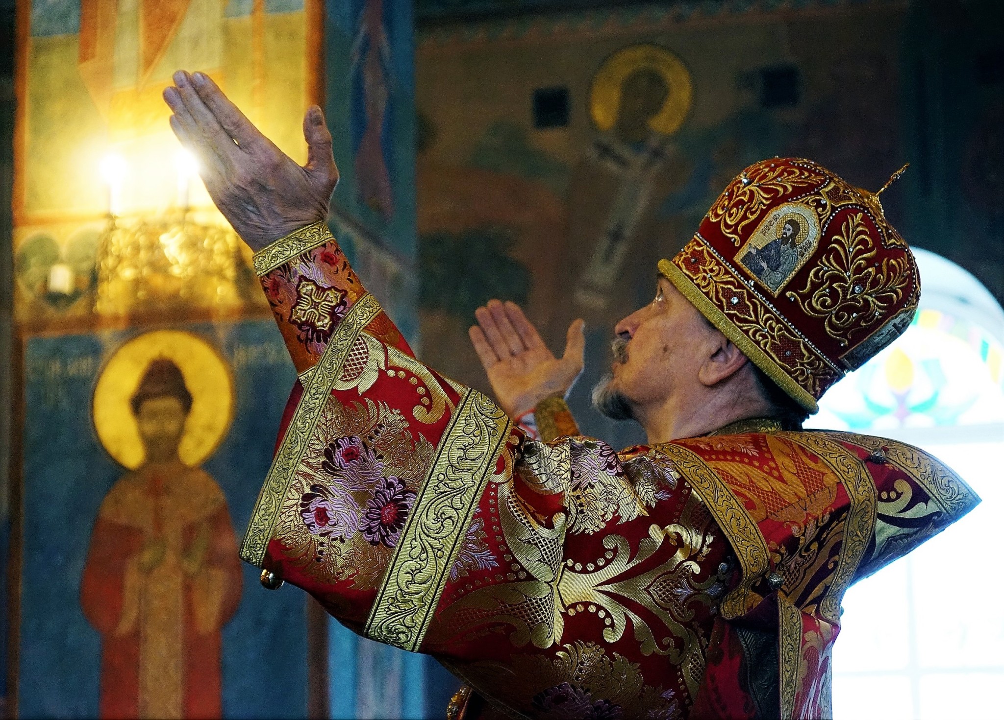 В Мурманск доставили Благодатный огонь