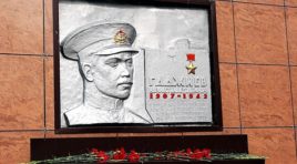 В Мурманске возложили цветы к мемориальной доске Гаджиеву