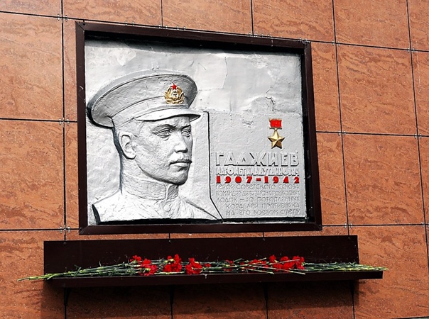 В Мурманске возложили цветы к мемориальной доске Гаджиеву